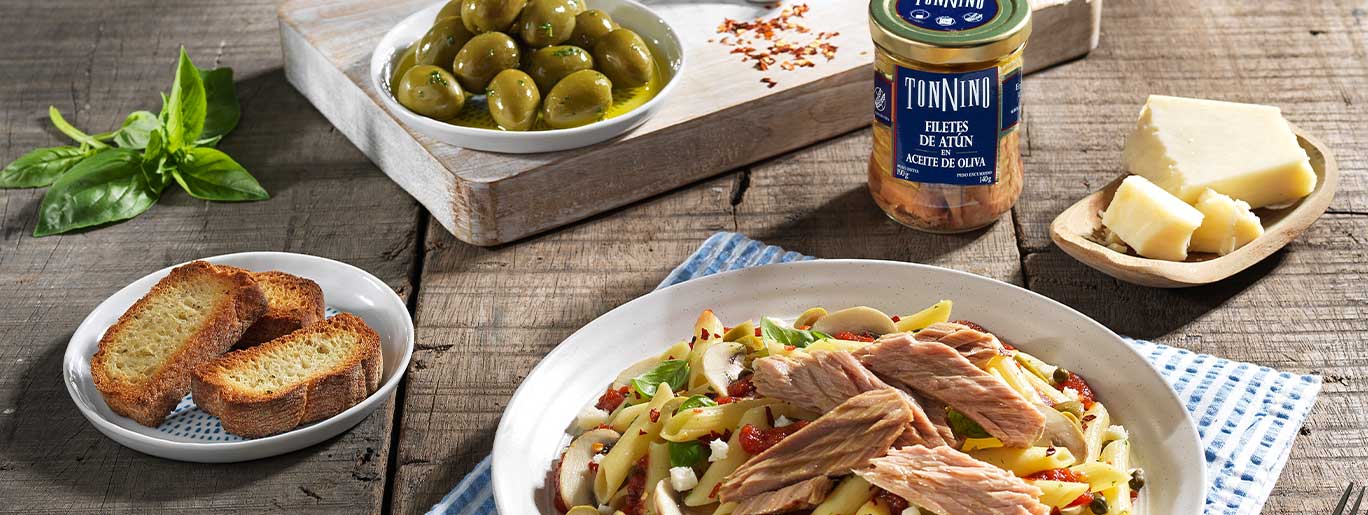 Pasta Penne con Atún Tonnino, Hongos y Aceitunas Tonnino Tonnino